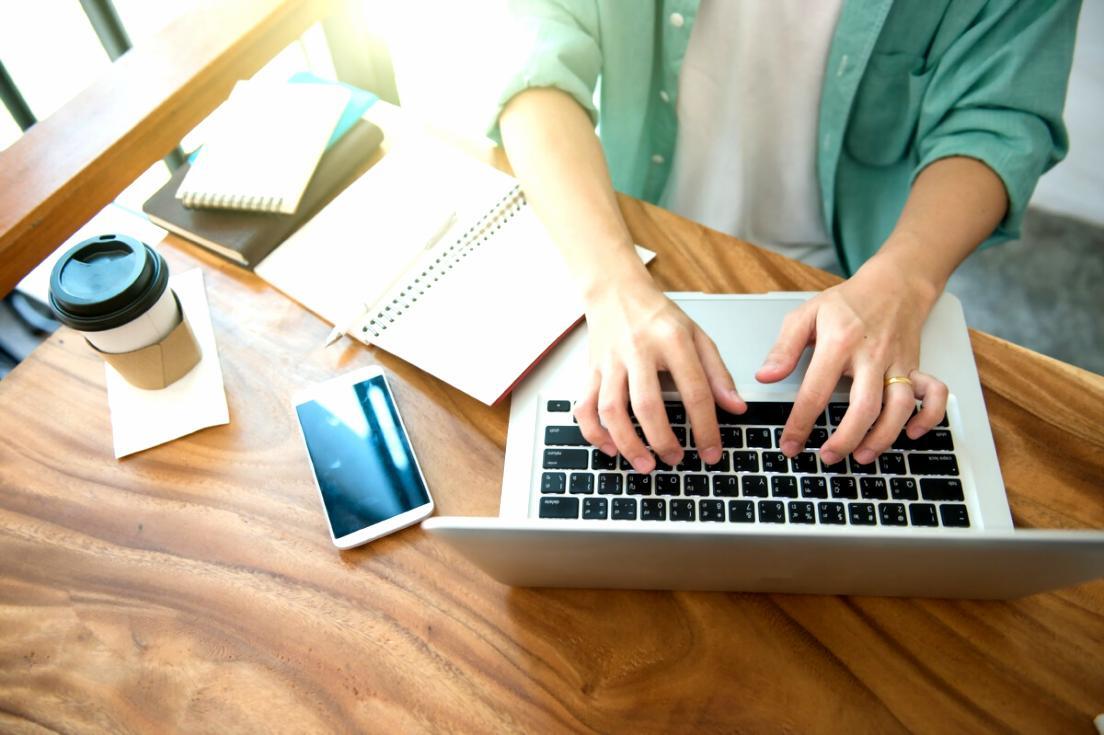 Espacio de aprendizaje colaborativo con estudiantes trabajando en proyectos de desarrollo personal